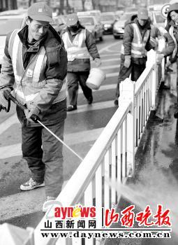 護(hù)欄洗澡用上了&ldquo;槍&rdquo;(圖)