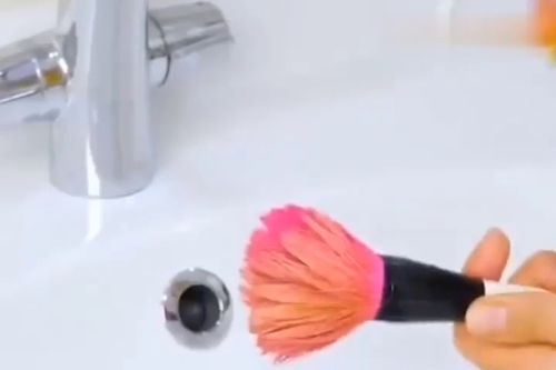 一年沒洗化妝刷,洗了一下,沒想到竟然這么臟